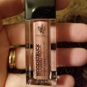 Liquid eye shadow